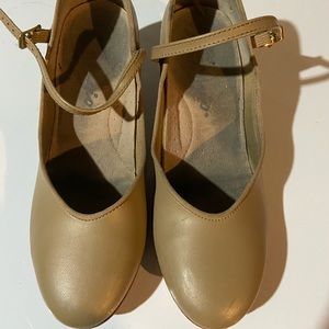 Tan size 8 W Capezio Character Shoes